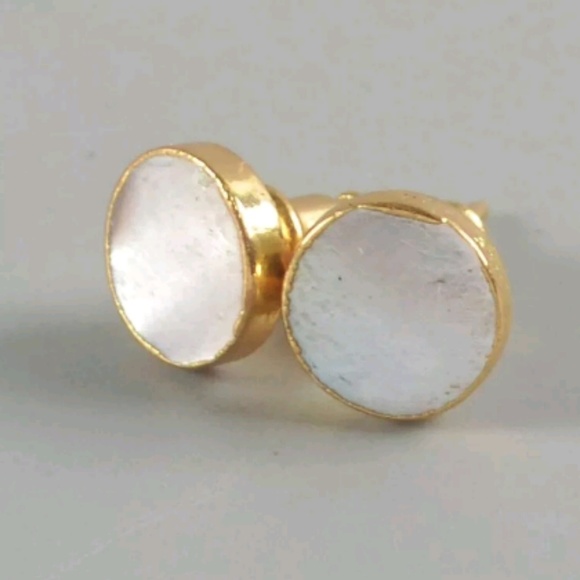Jewelry - "timeless" white shell earrings